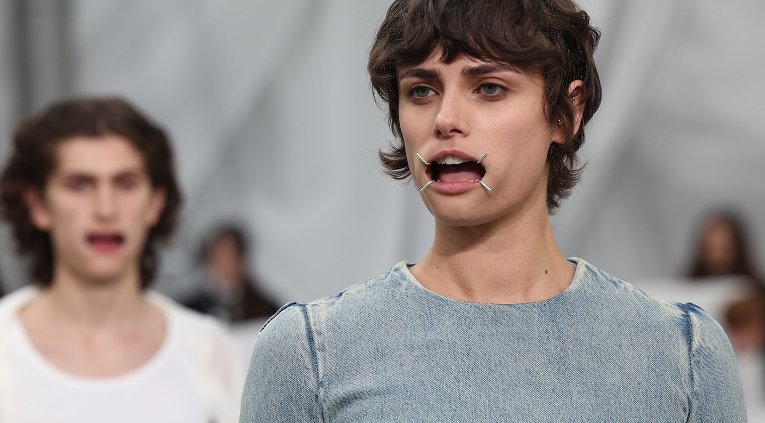 Best unconventional beauty looks S/S 2026 featuring Maison Margiela