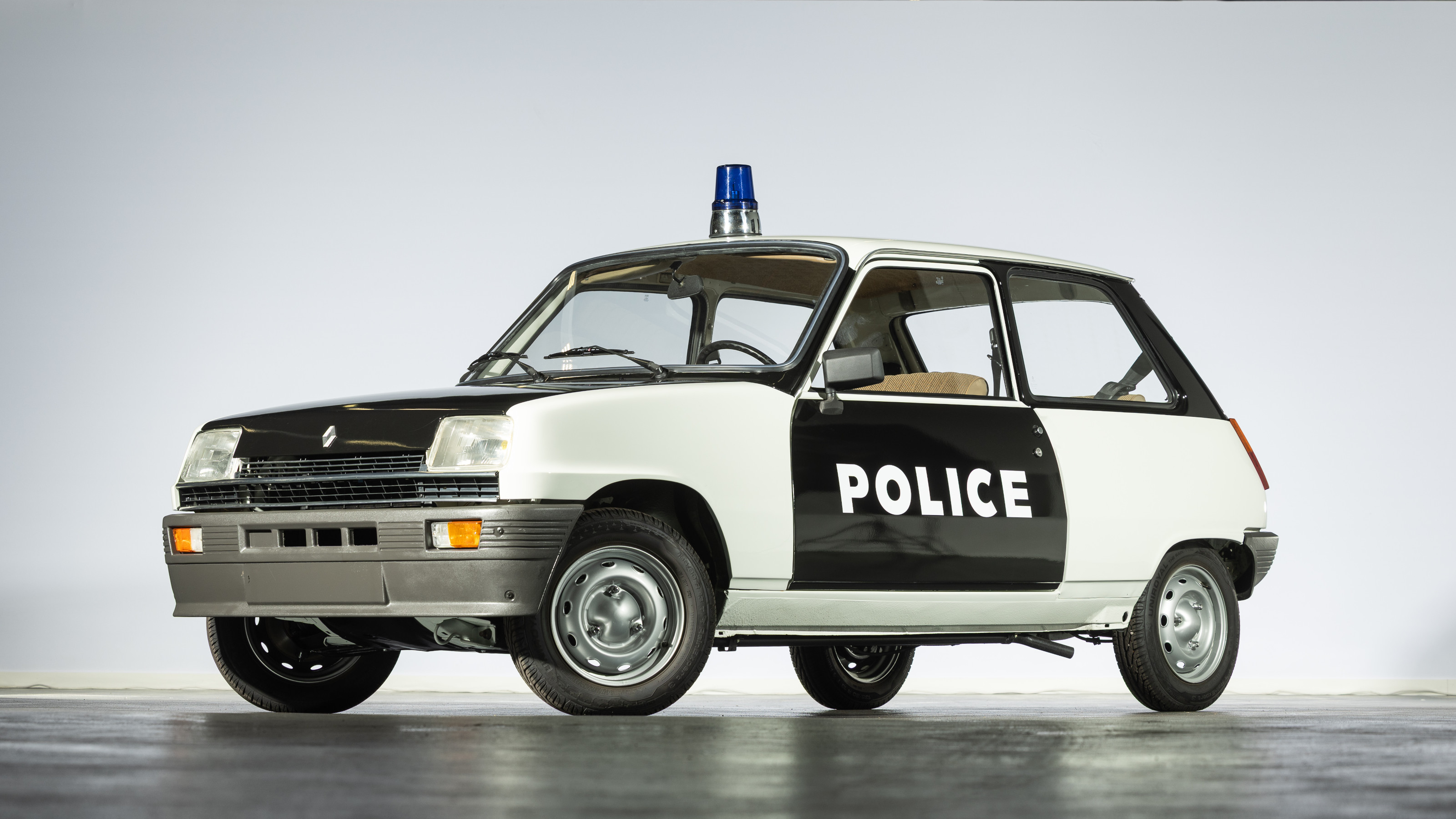 Lot 22: Renault 5 d&eacute;cor&eacute;e "police", 1983