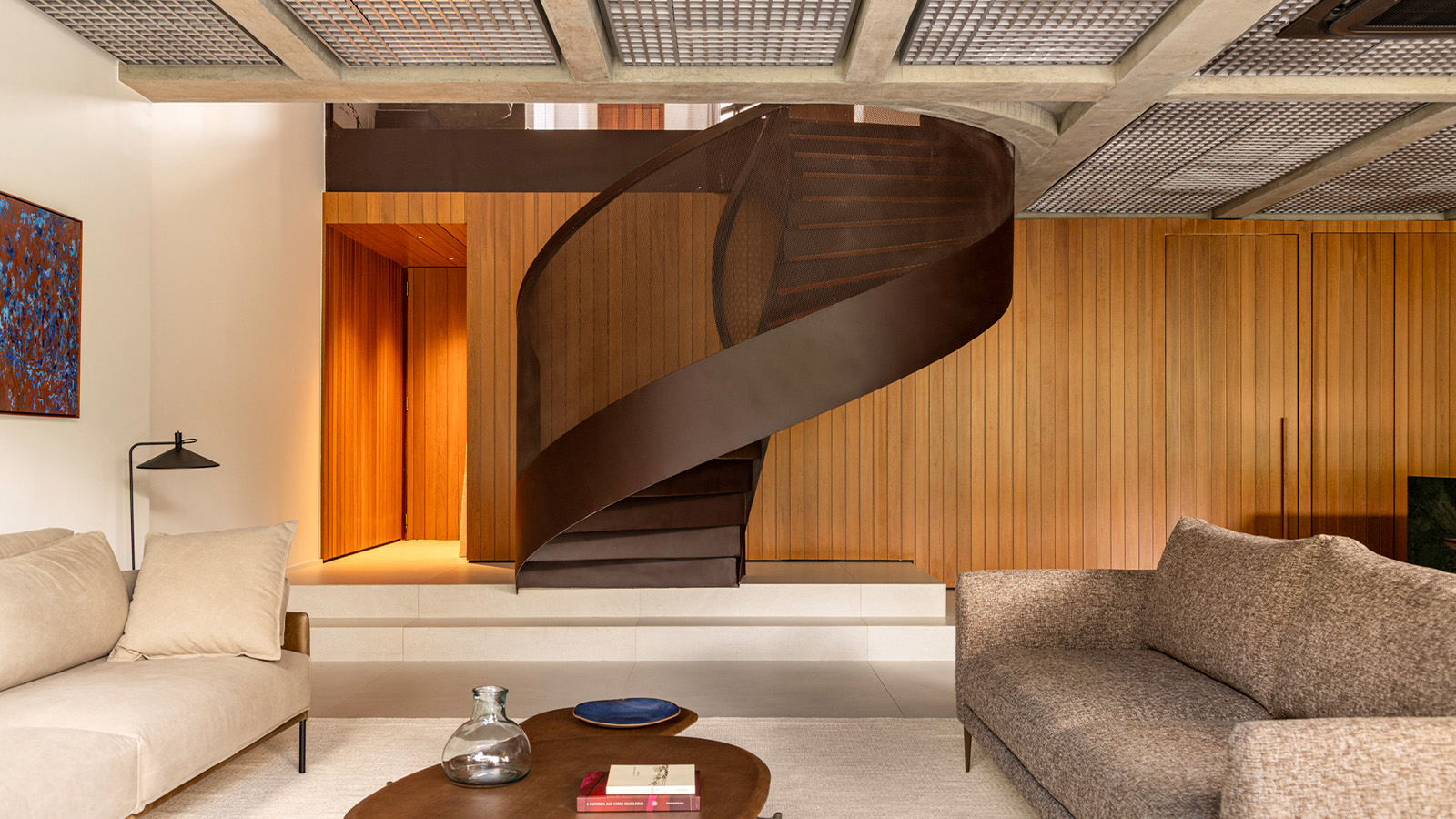 Bras&iacute;lia apartment, Moira apartment with central twisting staircase